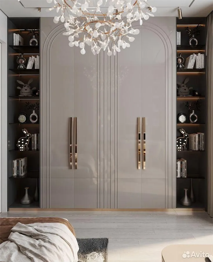 Современный шкаф с аркой и глянцевыми фасадами